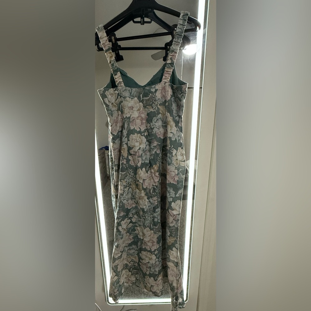 We Are Kindred Isobel Linen Midi Dress
We Are Kindred Size 2 - Picture 5 of 6